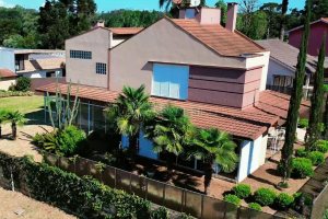 Casa com 400m², 3 dormitórios, 2 vagas, no bairro Vila Hipica em Caxias do Sul para Comprar