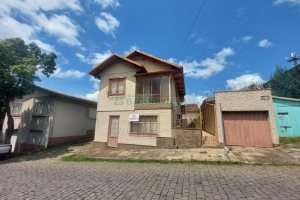 Casa com 178m², 3 dormitórios, 1 vaga, no bairro Pio X em Caxias do Sul para Comprar
