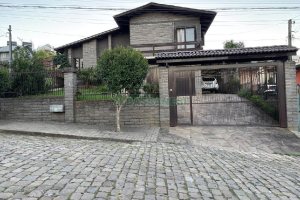 Casa com 630m², 3 dormitórios, 4 vagas, no bairro São Cristóvão em Caxias do Sul para Comprar