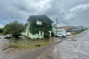 Pavilhão com 700m², no bairro Desvio Rizzo em Caxias do Sul para Comprar