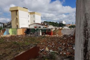 Terreno com 383m², no bairro Cinqüentenário em Caxias do Sul para Comprar