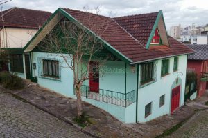 Casa com 450m², 5 dormitórios, 2 vagas, no bairro Centro em Caxias do Sul para Comprar