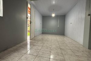 Casa com 42m², 1 dormitório, 1 vaga, no bairro Centenário em Caxias do Sul para Alugar