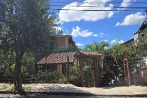 Casa com 500m², 4 dormitórios, 4 vagas, no bairro Esplanada em Caxias do Sul para Comprar