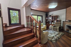 Casa com 500m², 4 dormitórios, 4 vagas, no bairro Esplanada em Caxias do Sul para Comprar