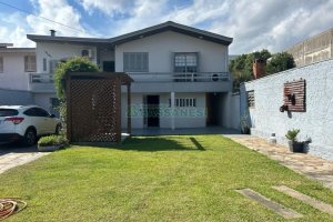 Casa com 221m², 3 dormitórios, 3 vagas, no bairro Petrópolis em Caxias do Sul para Comprar