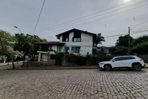 Casa com 304m², 4 dormitórios, no bairro Cinqüentenário em Caxias do Sul para Comprar