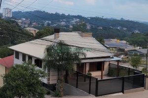 Casa com 60m², 3 dormitórios, 4 vagas, no bairro Desvio Rizzo em Caxias do Sul para Comprar