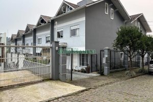 Sobrado com 135m², 3 dormitórios, 2 vagas, no bairro Vinhedos em Caxias do Sul para Comprar