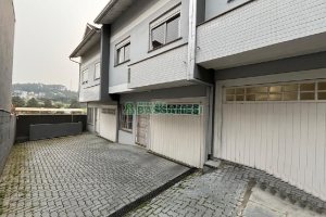 Sobrado com 135m², 3 dormitórios, 2 vagas, no bairro Vinhedos em Caxias do Sul para Comprar