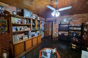 Casa com 180m², 6 dormitórios, 2 vagas, no bairro Santa Lúcia em Caxias do Sul para Comprar