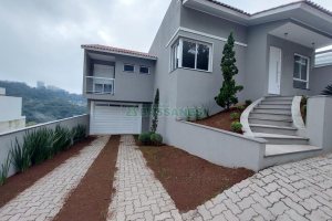 Casa com 167m², 3 dormitórios, 2 vagas, no bairro Salgado Filho em Caxias do Sul para Comprar