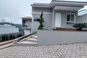 Casa com 167m², 3 dormitórios, 2 vagas, no bairro Salgado Filho em Caxias do Sul para Comprar