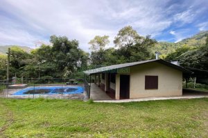 Chácara com 150m², 2 dormitórios, 2 vagas, no bairro Galópolis em Caxias do Sul para Comprar