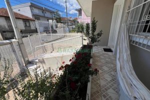 Casa com 120m², 3 dormitórios, 3 vagas, no bairro Floresta em Caxias do Sul para Comprar