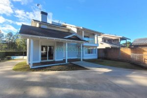 Casa com 225m², 3 dormitórios, 2 vagas, no bairro Vila Hipica em Caxias do Sul para Comprar