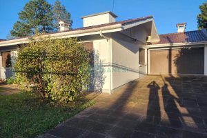 Casa com 270m², 3 dormitórios, 4 vagas, no bairro Cinqüentenário em Caxias do Sul para Comprar