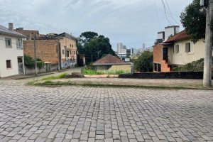 Terreno com 330m², no bairro Rio Branco em Caxias do Sul para Comprar
