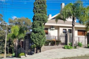 Casa com 496m², 4 dormitórios, 6 vagas, no bairro Colina Sorriso em Caxias do Sul para Comprar