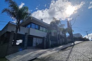 Casa com 496m², 4 dormitórios, 6 vagas, no bairro Colina Sorriso em Caxias do Sul para Comprar