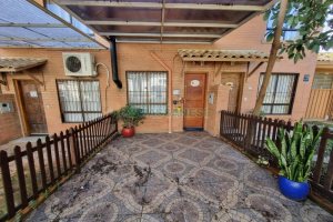 Sobrado com 60m², 1 dormitório, 1 vaga, no bairro Vinhedos em Caxias do Sul para Alugar