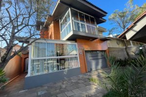 Casa com 188m², 3 dormitórios, 2 vagas, no bairro Panazzolo em Caxias do Sul para Comprar