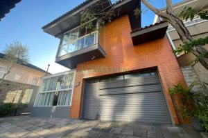 Casa com 188m², 3 dormitórios, 2 vagas, no bairro Panazzolo em Caxias do Sul para Comprar