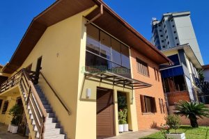 Casa com 292m², 7 dormitórios, 5 vagas, no bairro Jardim América em Caxias do Sul para Comprar