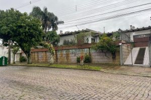 Casa com 300m², 3 dormitórios, 2 vagas, no bairro Petrópolis em Caxias do Sul para Comprar