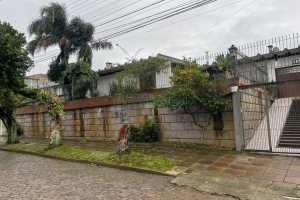 Casa com 300m², 3 dormitórios, 2 vagas, no bairro Petrópolis em Caxias do Sul para Comprar