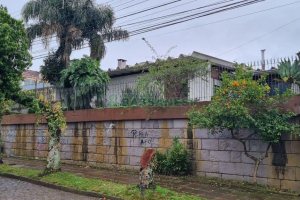 Casa com 300m², 3 dormitórios, 2 vagas, no bairro Petrópolis em Caxias do Sul para Comprar