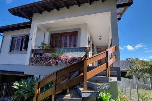 Casa com 200m², 3 dormitórios, 2 vagas, no bairro Vila Verde em Caxias do Sul para Comprar