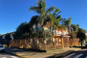 Casa com 384m², 7 dormitórios, 2 vagas, no bairro São Caetano em Caxias do Sul para Comprar