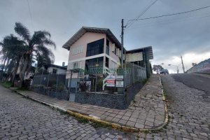 Casa com 337m², 3 dormitórios, 4 vagas, no bairro Planalto em Caxias do Sul para Comprar