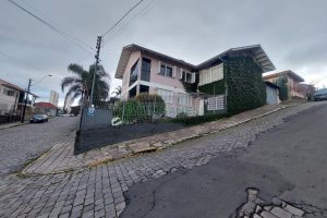 Casa com 337m², 3 dormitórios, 4 vagas, no bairro Planalto em Caxias do Sul para Comprar