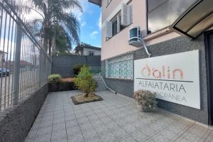 Casa com 337m², 3 dormitórios, 4 vagas, no bairro Planalto em Caxias do Sul para Comprar