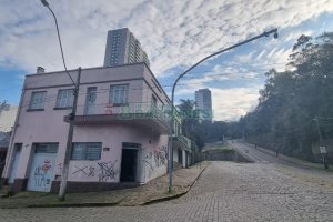 Casa com 168m², 2 dormitórios, 1 vaga, no bairro Centro em Caxias do Sul para Comprar