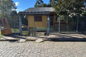 Casa com 63m², 3 dormitórios, 2 vagas, no bairro Charqueadas em Caxias do Sul para Comprar