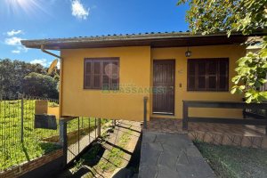 Casa com 63m², 3 dormitórios, 2 vagas, no bairro Charqueadas em Caxias do Sul para Comprar
