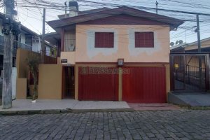 Casa com 88m², 3 dormitórios, 2 vagas, no bairro Cidade Nova em Caxias do Sul para Alugar