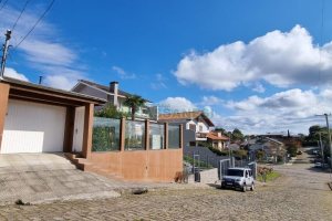 Casa com 108m², 3 dormitórios, 2 vagas, no bairro Moinhos de Vento em Caxias do Sul para Comprar