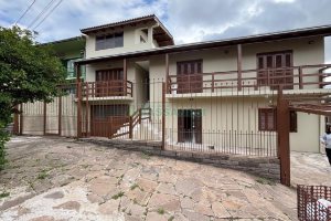 Casa com 72m², 2 dormitórios, 1 vaga, no bairro Pioneiro em Caxias do Sul para Alugar
