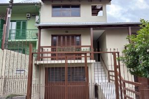 Casa com 72m², 2 dormitórios, 1 vaga, no bairro Pioneiro em Caxias do Sul para Alugar