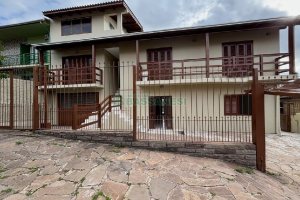 Casa com 72m², 2 dormitórios, 1 vaga, no bairro Pioneiro em Caxias do Sul para Alugar