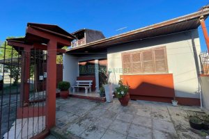 Casa com 103m², 4 dormitórios, 2 vagas, no bairro Kayser em Caxias do Sul para Comprar