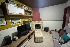 Casa com 103m², 4 dormitórios, 2 vagas, no bairro Kayser em Caxias do Sul para Comprar