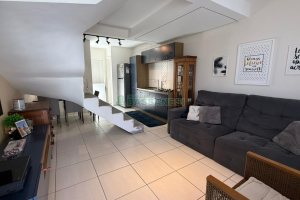 Sobrado com 70m², 2 dormitórios, 1 vaga, no bairro Vinhedos em Caxias do Sul para Comprar