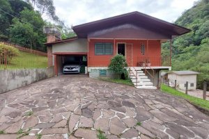 Casa com 290m², 4 dormitórios, 1 vaga, no bairro Galópolis em Caxias do Sul para Comprar