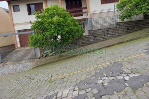 Casa com 266m², 3 dormitórios, 4 vagas, no bairro Panazzolo em Caxias do Sul para Comprar