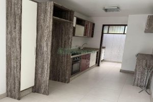 Sobrado com 120m², 3 dormitórios, 2 vagas, no bairro Desvio Rizzo em Caxias do Sul para Alugar